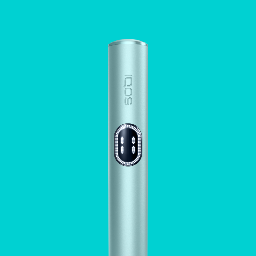 Держатель IQOS ILUMA i на бирюзовом фоне.