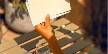 Руки держат лист бумаги.