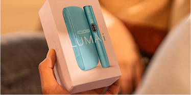 Руки держат коробку IQOS ILUMA i.